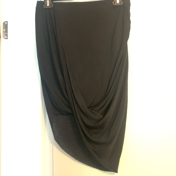 Asymmetrical skirt - Picture 2 of 6